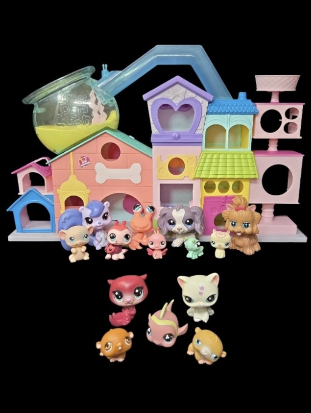 Littlest Pet Shop Pet Ultimate Apartments Pastel Playset with 14 Mini Pets